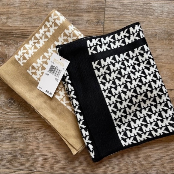 Michael Kors Signature Knit Scarf - Picture 5 of 5